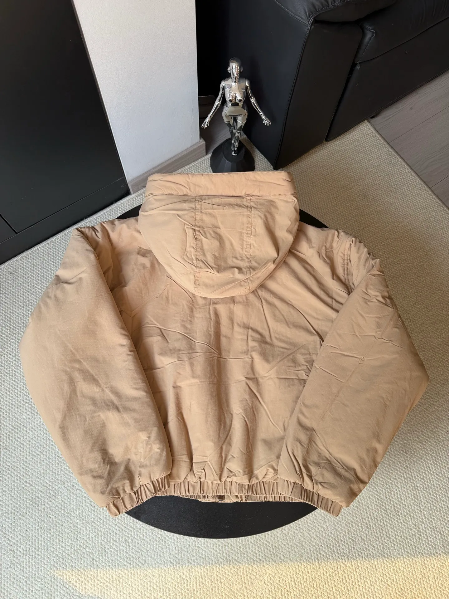 P800 canada goose/大GOose 25 reversible lamb wool flight jacket. It can be worn as a front or back and can be reshaped in any way. The inside and outside are the same color. The embroidered label pattern on the sleeve wall is limited. One side is made of lamb wool. It is delicate and gentle. The plush texture is light and full! The inner lining is polyester, which instantly transforms into an outdoor sports style! Basic neutral style can be combined at will, the most practical size: S M L Color: gray khaki black